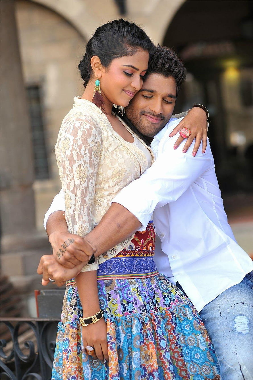 Rashmika Mandanna and Allu Arjun Romantic Embrace in Colorful Traditional Attire, Allu Arjun HD phone wallpaper