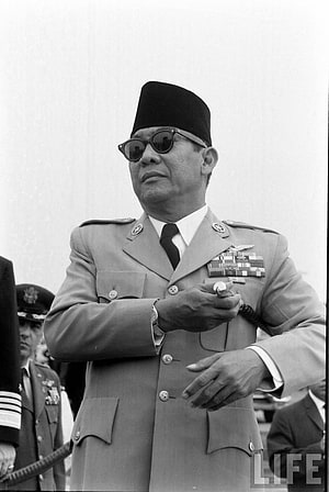 Soekarno in Military Uniform with Sunglasses and Traditional Cap HD phone wallpaper