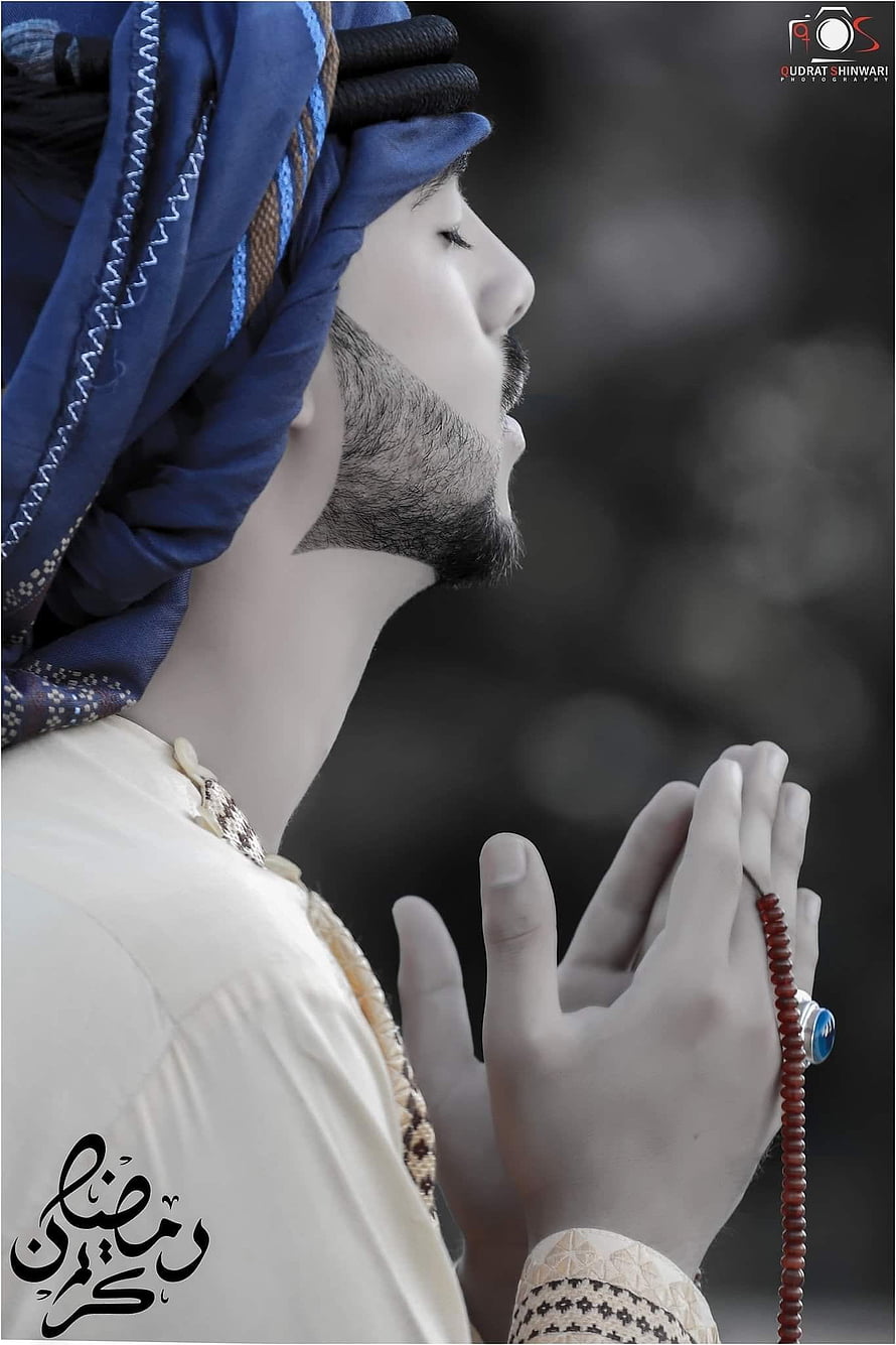 Muslim man in prayer with prayer beads and traditional headwear, Islam quotes, islamic boy HD phone wallpaper