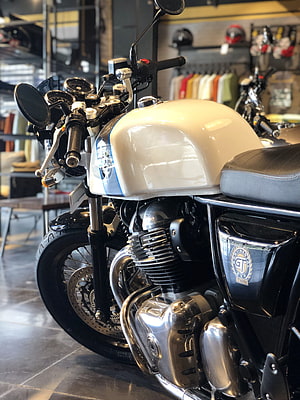 Royal Enfield Continental GT 650 Classic Motorcycle in White and Black HD phone wallpaper