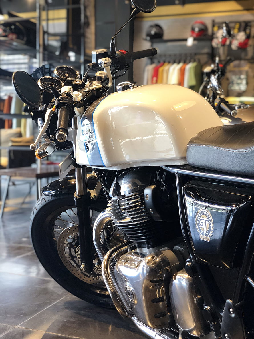 Royal Enfield Continental GT 650 Classic Motorcycle in White and Black HD phone wallpaper