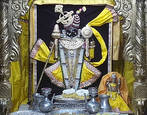 Ornate Dwarkadhish Krishna Temple Deity With Silver Vessels And Yellow Silks HD wallpaper