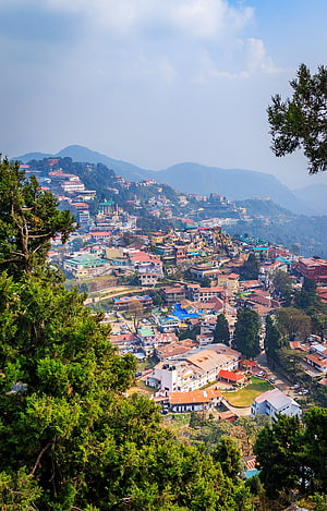 Mussoorie Hill Station Townscape with Lush Greenery and Distant Mountain Ranges HD phone wallpaper