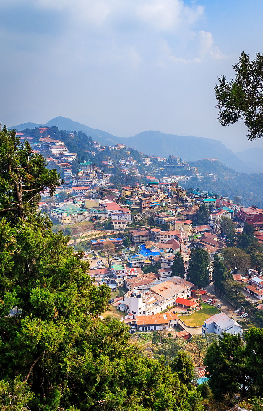 Mussoorie Hill Station Townscape with Lush Greenery and Distant Mountain Ranges HD phone wallpaper