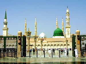 Al-Masjid an-Nabawi Green Dome and Minarets in Medina HD wallpaper