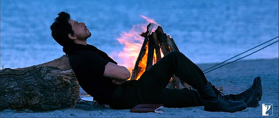 Shah Rukh Khan Reclining by a Campfire in Desert Night Scene from Jab Tak Hai Jaan HD wallpaper