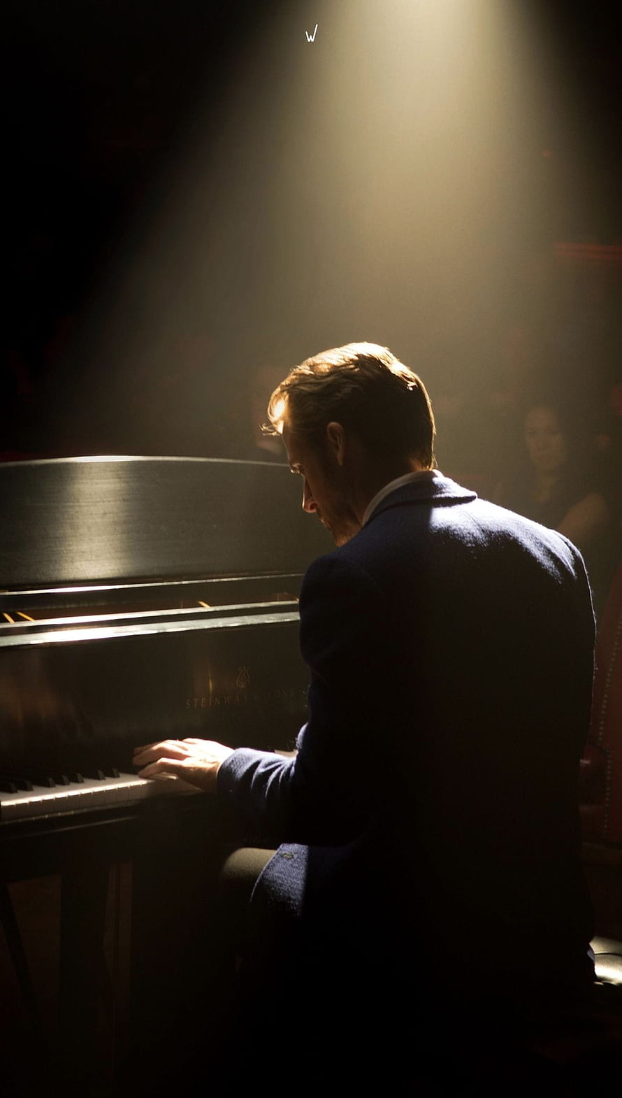 Ryan Gosling playing piano in a dimly lit jazz club from La La Land HD phone wallpaper
