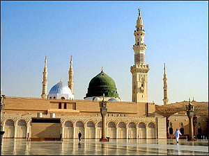 Masjid Nabawi in Medina with Green Dome and Minarets Under Clear Blue Sky HD wallpaper