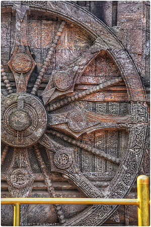 Intricate Stone Carving of the Ashoka Chakra at Konark Sun Temple HD phone wallpaper
