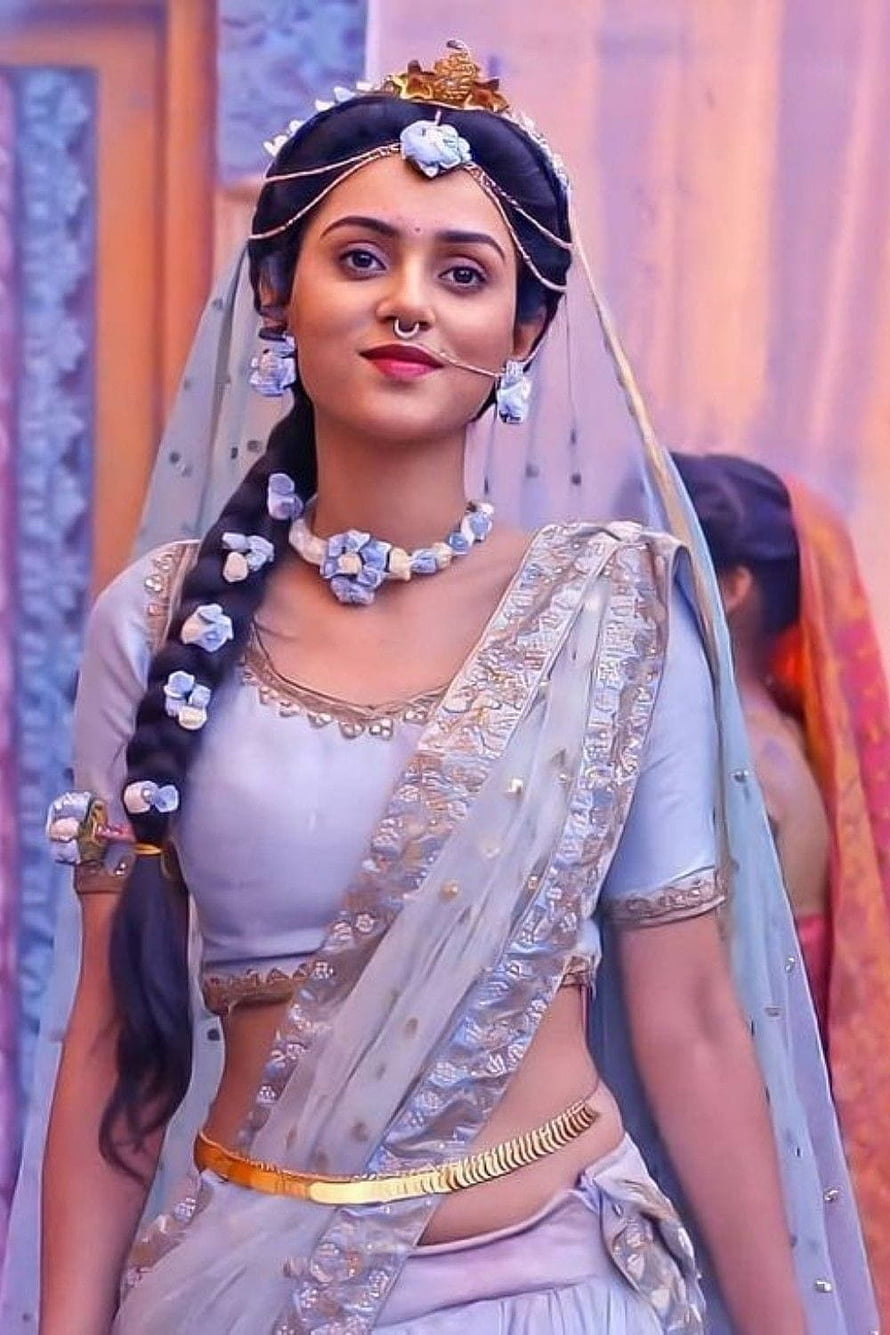 Divya Darshini Kannan in Traditional Indian Saree with Floral Hair Braid and Gold Jewelry HD phone wallpaper