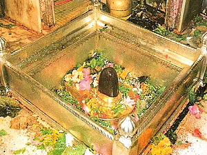 Kashi Vishwanath Temple Sacred Shiva Lingam Adorned With Fresh Flowers And Marigolds HD wallpaper