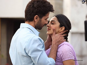 Shahid Kapoor and Kiara Advani in an intimate romantic scene from the film Kabir Singh HD wallpaper