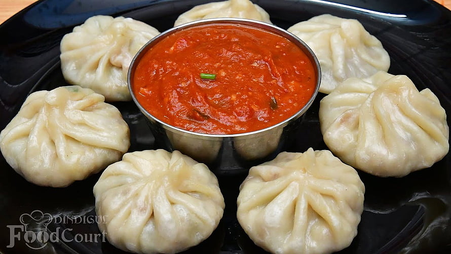 Steamed Vegetable Momos with Spicy Tomato Chutney on Black Plate HD wallpaper