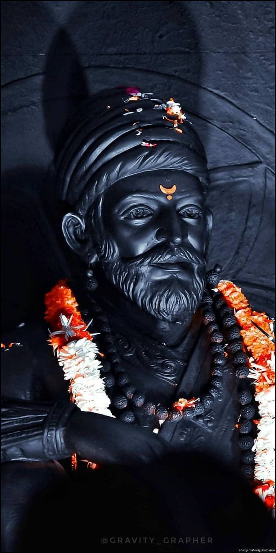 Statue of Chhatrapati Shivaji Maharaj with Turban and Flower Garland HD phone wallpaper