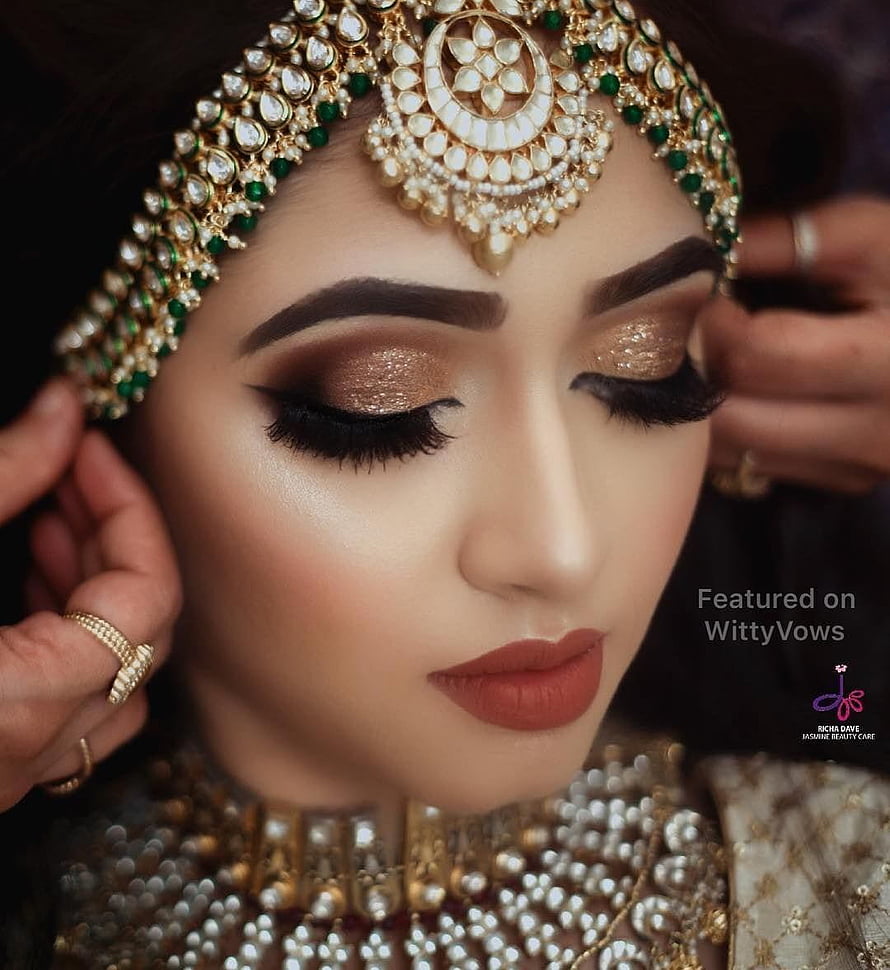 Elegant Indian Bridal Makeup With Gold Jewelry And Traditional Headpiece HD phone wallpaper