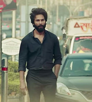 Shahid Kapoor in Black Shirt Walking on Street HD phone wallpaper