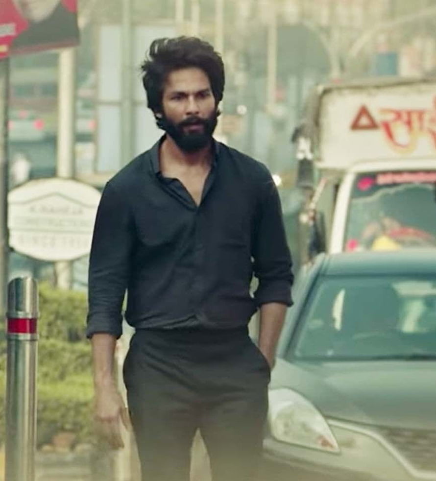 Shahid Kapoor in Black Shirt Walking on Street HD phone wallpaper