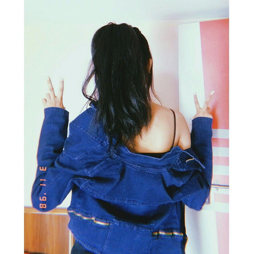 Aesthetic Back View Portrait of Woman in Denim Jacket Making Peace Sign, Aesthetic hidden face dp, cool insta dp, instagram girls dp HD phone wallpaper