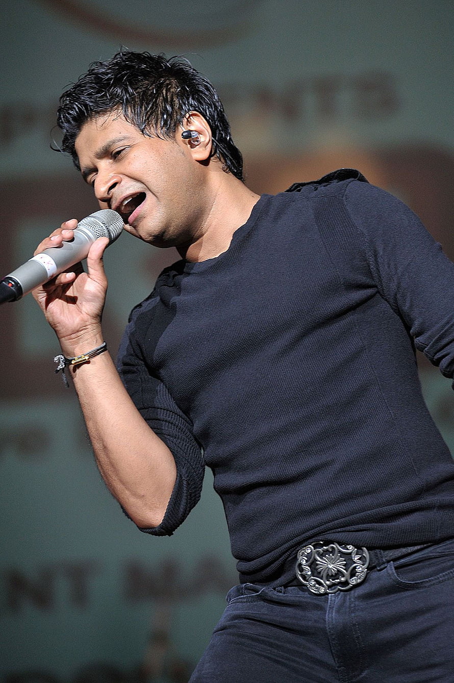 KK Live Concert Performance in Black Outfit with Microphone HD phone wallpaper