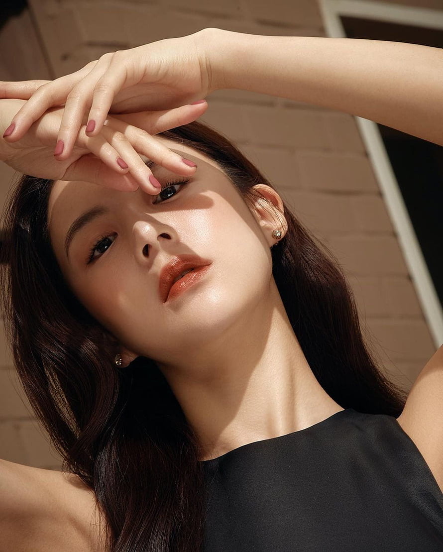 Go Yoon Jung Elegant Portrait With Dramatic Sunlight And Black Top HD phone wallpaper