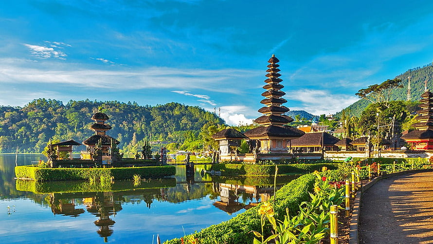 Pura Ulun Danu Beratan Temple on Lake Beratan in Bali Indonesia HD wallpaper