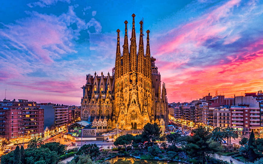 Sagrada Familia Cathedral in Barcelona at Sunset with Vibrant Pink and Blue Sky HD wallpaper