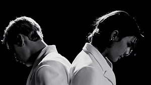Stray Kids members in white suits with dramatic black and white stage lighting HD wallpaper