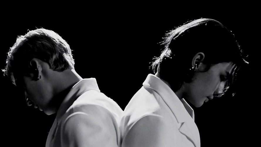 Stray Kids members in white suits with dramatic black and white stage lighting HD wallpaper