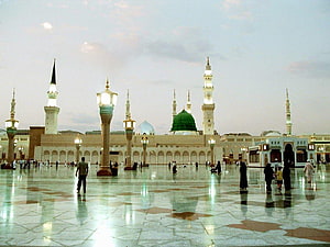 Grand Mosque of Medina at Dusk with Green Dome and Minarets HD wallpaper