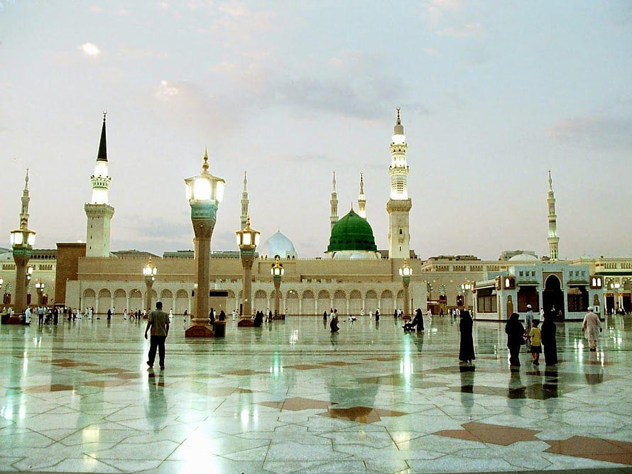 Grand Mosque of Medina at Dusk with Green Dome and Minarets HD wallpaper