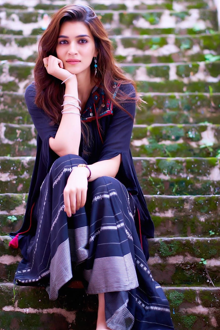 Kriti Sanon Sitting on Mossy Stone Steps in Black Ethnic Wear HD phone wallpaper