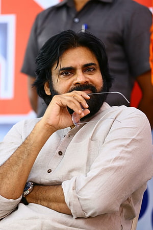 Bearded man in a light linen shirt holding glasses at a public event, pspk HD phone wallpaper