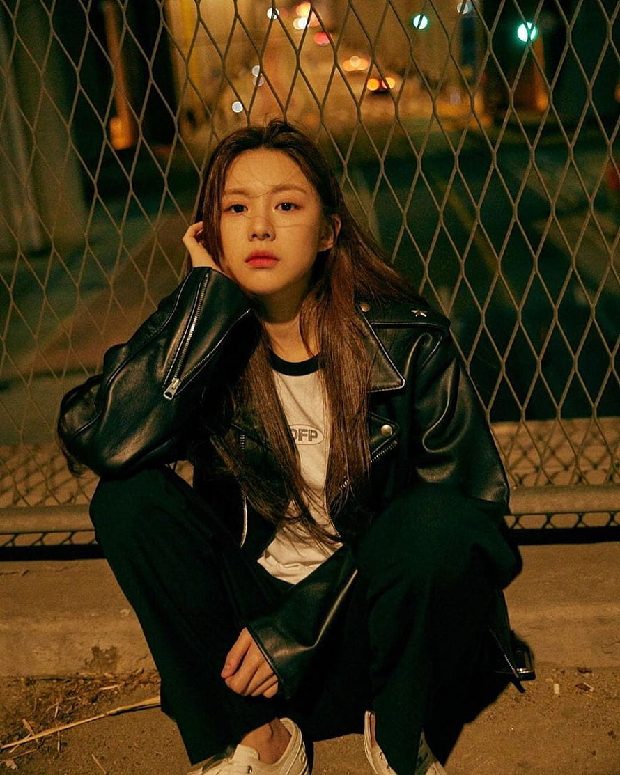 Young woman in black leather jacket posing at night against chain link fence, 10 Potret Menawan Goo Yoon Jung, Si Aktris yang Sedang Naik Daun, go yoon jung HD phone wallpaper