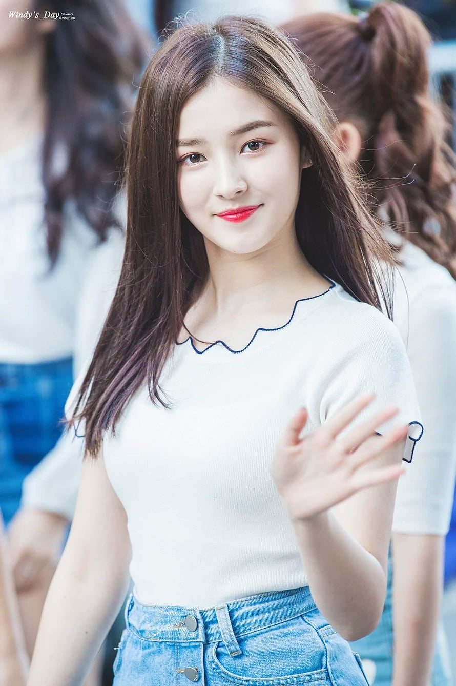 Momoland Nancy Waving in White Top and Denim Jeans HD phone wallpaper