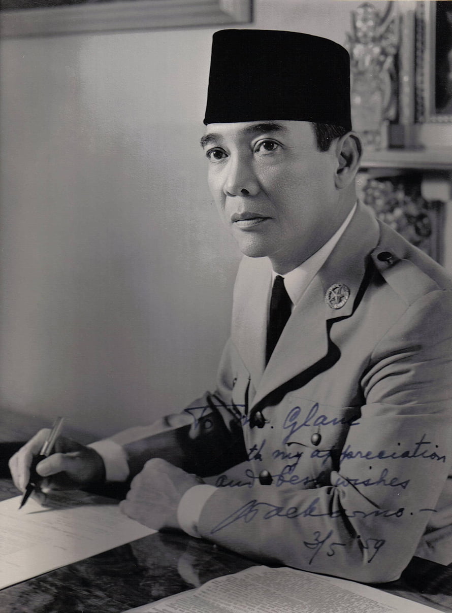 Historical Portrait of Sukarno Signing Documents in Formal Attire HD phone wallpaper