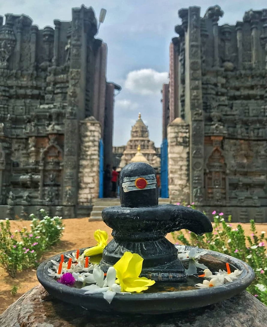 Shiva Lingam with Flowers at Ancient Temple Entrance HD phone wallpaper