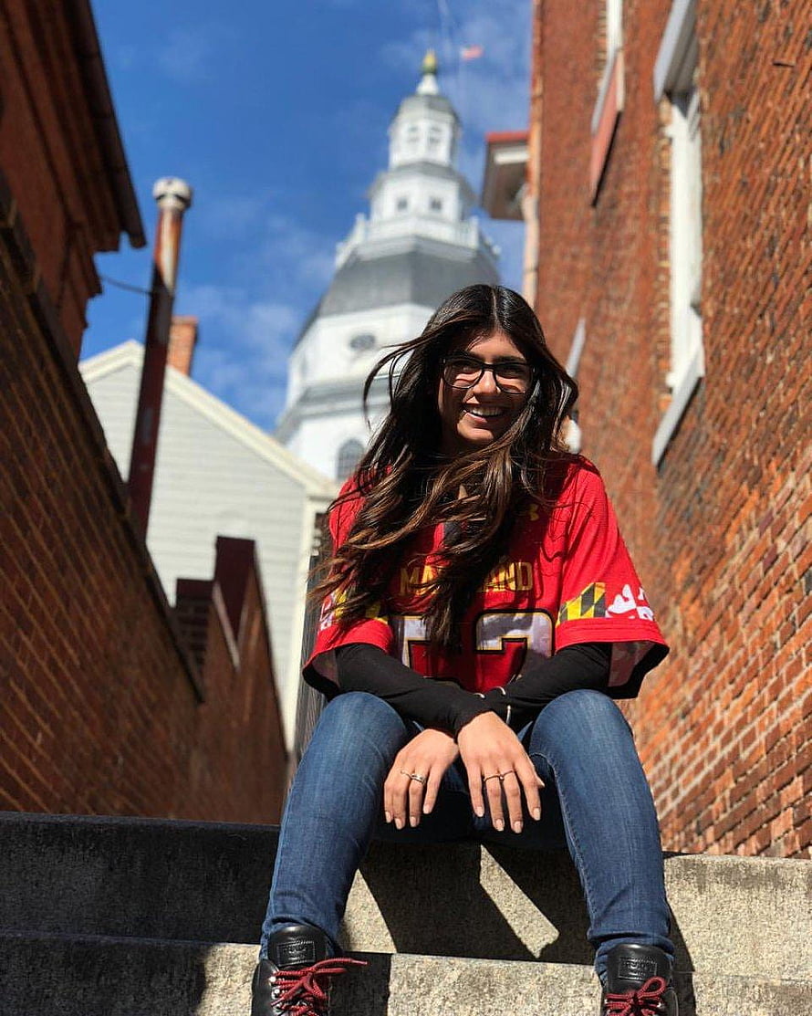 Young Woman in Maryland Terrapins Jersey Sitting on Steps with Historic Capitol Dome Background, Mia Khalifa HD phone wallpaper