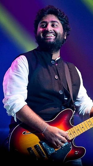 Arijit Singh Playing Electric Guitar On Stage With A Bright Smile HD phone wallpaper