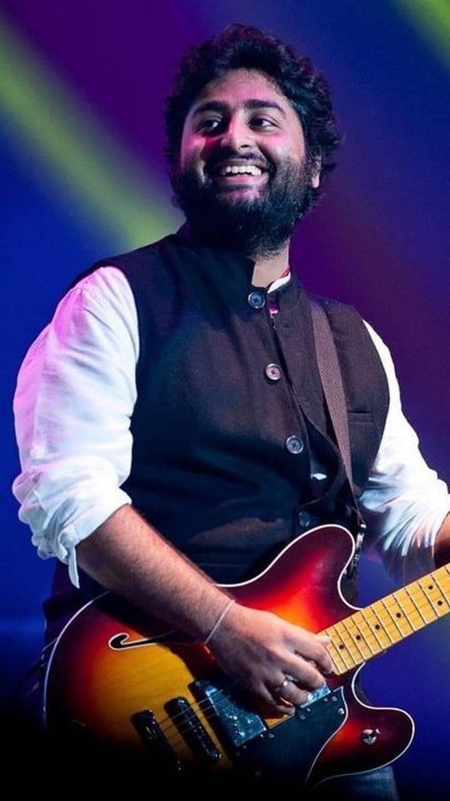 Arijit Singh Playing Electric Guitar On Stage With A Bright Smile HD phone wallpaper