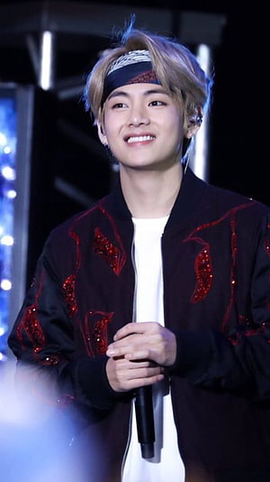 BTS V Smiling on Stage in Black and Red Sequined Jacket with Headband HD phone wallpaper