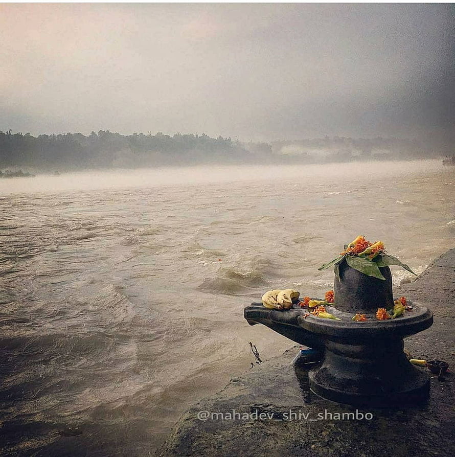 Shiva Lingam by the River Ganges at Haridwar with Morning Mist and Offerings HD phone wallpaper