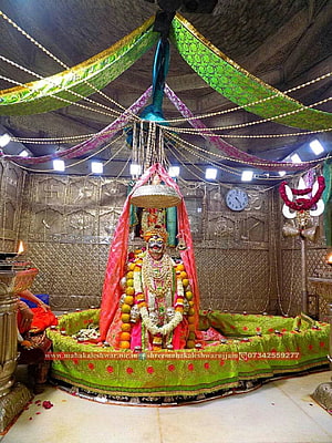 Mahakaleshwar Jyotirlinga Temple Idol in Ujjain with Ornate Decorations and Sacred Garlands HD phone wallpaper