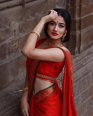 Woman in Red Saree with Traditional Gold Jewelry and Nose Ring, Hot girls in saree, marathi girls HD phone wallpaper