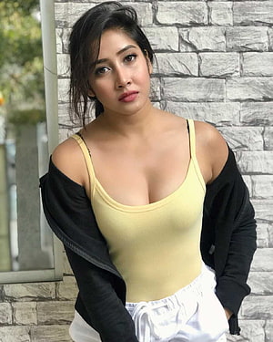 Woman in Yellow Tank Top and Black Jacket Portrait, Hot Of Instagram Model Sofia Ansari, #sofia ansari HD phone wallpaper