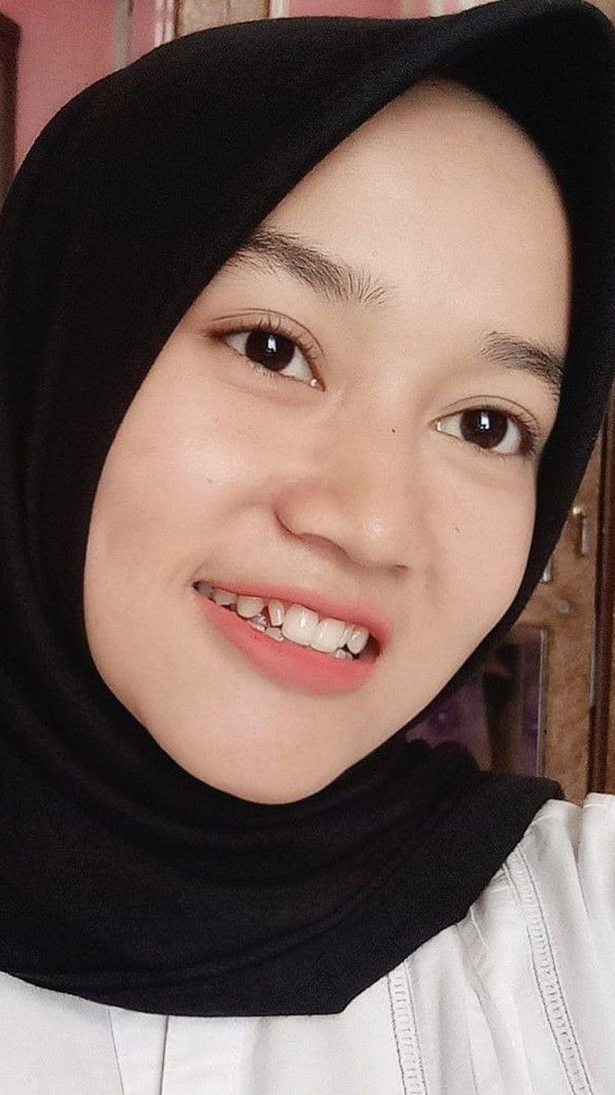 Portrait of a smiling woman wearing a black hijab and white top, Cewek Manis Pakai Jilbab Manis Pakai Hijab, cewe cantik HD phone wallpaper