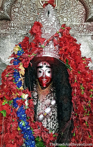 Kali Ma Hindu Goddess Statue Adorned With Red Hibiscus Flowers And Silver Crown HD phone wallpaper