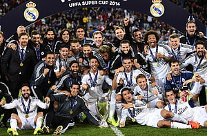 Real Madrid Squad Celebrating UEFA Super Cup 2014 Victory With Trophy HD wallpaper