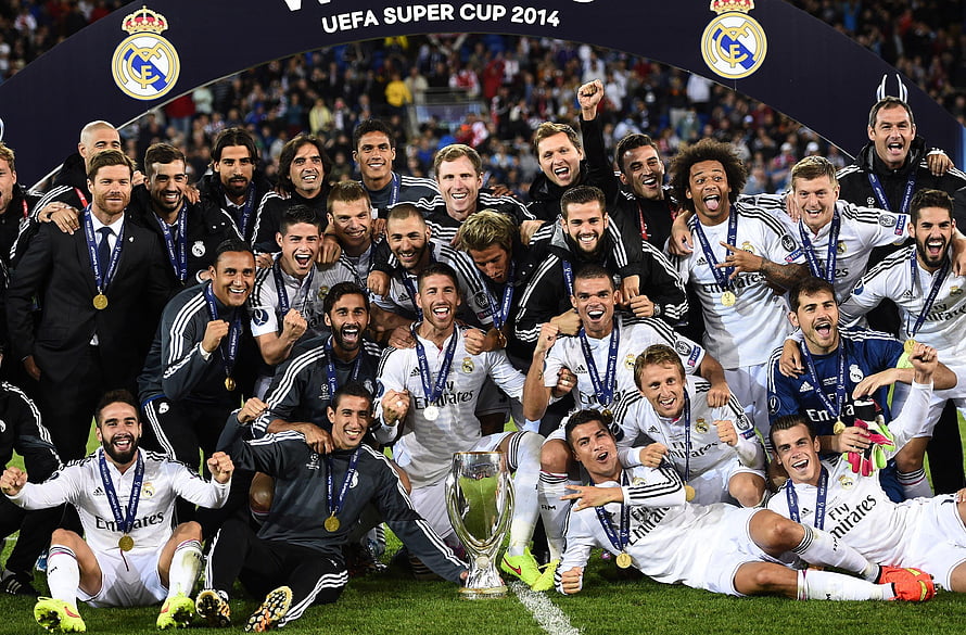 Real Madrid Squad Celebrating UEFA Super Cup 2014 Victory With Trophy HD wallpaper