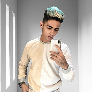 Danish Zehen mirror selfie with teal and blonde dyed hair and white sweatshirt HD phone wallpaper