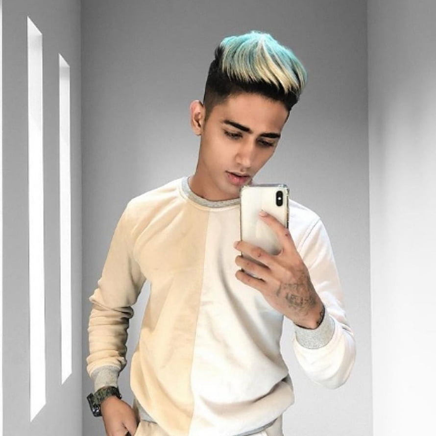 Danish Zehen mirror selfie with teal and blonde dyed hair and white sweatshirt HD phone wallpaper
